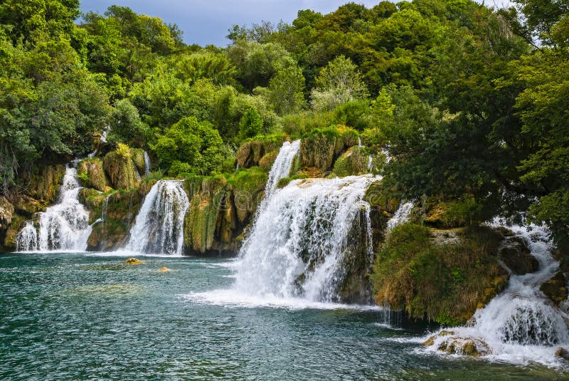 De schilderachtige Kroatische watervallen van plitvicemeren