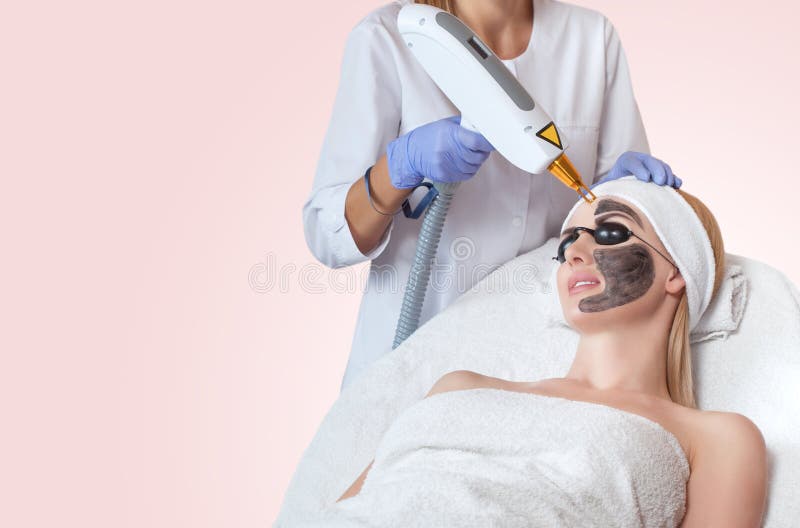 De schilprocedure van het koolstofgezicht in een schoonheidssalon royalty-vrije stock afbeeldingen De schilprocedure van het koolstofgezicht in een schoonheidssalon royalty-vrije stock afbeeldingen