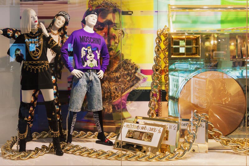 De schitterende H&M-vertoning van het opslagvenster met Moschino-kledingstukkeninzameling royalty-vrije stock foto De schitterende H&M-vertoning van het opslagvenster met Moschino-kledingstukkeninzameling royalty-vrije stock foto