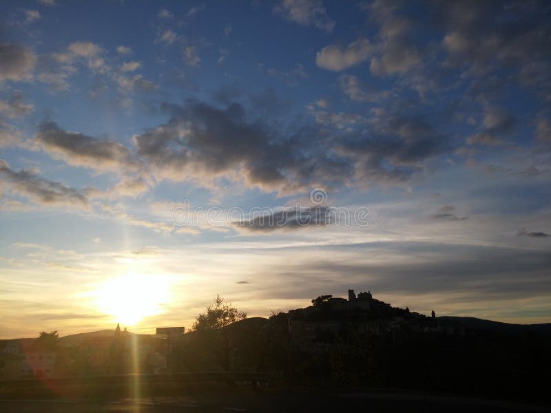 De schitterende zonsondergang over Italiaanse stad met mooie wolken en de zongloed op blauwe hemel reizen de herfst van de vakant stock fotografie De schitterende zonsondergang over Italiaanse stad met mooie wolken en de zongloed op blauwe hemel reizen de herfst van de vakant stock fotografie