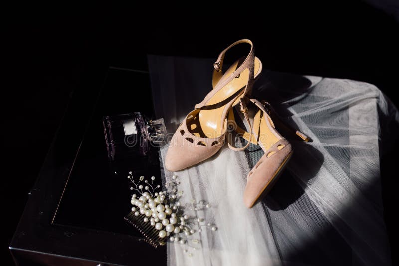 De schoenen, ringen, parfum, sluier dit alles is op een stoel royalty-vrije stock afbeelding De schoenen, ringen, parfum, sluier dit alles is op een stoel royalty-vrije stock afbeelding