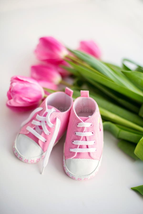 De schoenen van het babymeisje stock afbeeldingen De schoenen van het babymeisje stock afbeeldingen