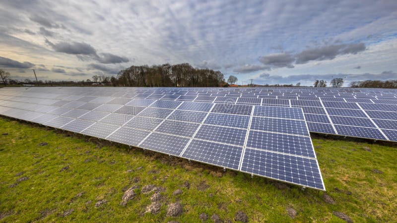 de schone energieachtergrond van zonne-energiepanelen royalty-vrije stock fotografie de schone energieachtergrond van zonne-energiepanelen royalty-vrije stock fotografie