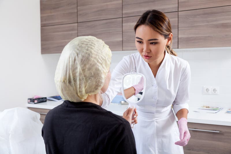 De schoonheidsspecialist duwt een spuit om Botox in te spuiten royalty-vrije stock afbeeldingen De schoonheidsspecialist duwt een spuit om Botox in te spuiten royalty-vrije stock afbeeldingen