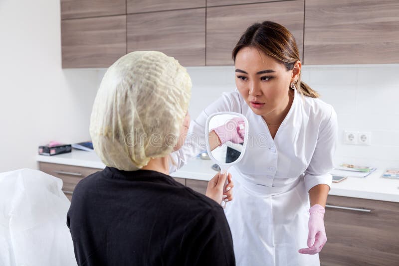 De schoonheidsspecialist duwt een spuit om Botox in te spuiten stock foto's De schoonheidsspecialist duwt een spuit om Botox in te spuiten stock foto's