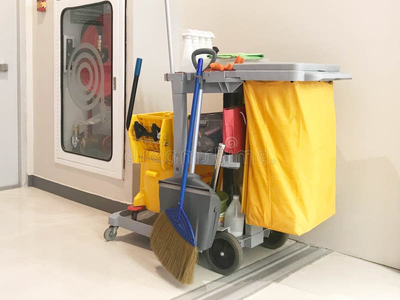 De schoonmakende de dienstkar wacht op het schoonmaken Emmer en reeks van schoon royalty-vrije stock foto's De schoonmakende de dienstkar wacht op het schoonmaken Emmer en reeks van schoon royalty-vrije stock foto's