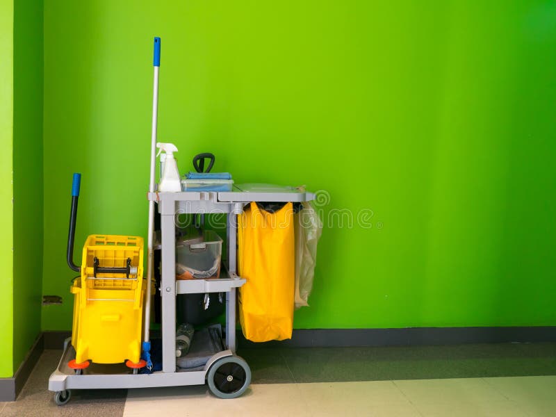 De schoonmakende hulpmiddelenkar wacht op het schoonmaken Emmer en reeks van het schoonmaken van materiaal in het bureau de porti royalty-vrije stock foto De schoonmakende hulpmiddelenkar wacht op het schoonmaken Emmer en reeks van het schoonmaken van materiaal in het bureau de porti royalty-vrije stock foto