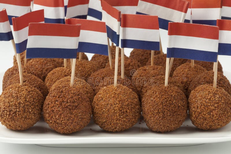 de-schotel-met-nederlandse-traditionele-snack-bitterballen-met-een-nederlandse-vlag-88509992.jpg