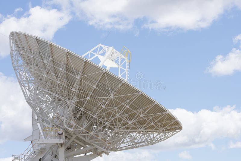 De schotel van de telescoopantenne met blauwe hemel en wolken royalty-vrije stock afbeeldingen De schotel van de telescoopantenne met blauwe hemel en wolken royalty-vrije stock afbeeldingen