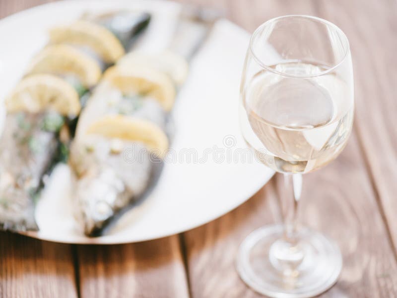 De schotel van de vissenforel en glas witte wijn royalty-vrije stock fotografie De schotel van de vissenforel en glas witte wijn royalty-vrije stock fotografie