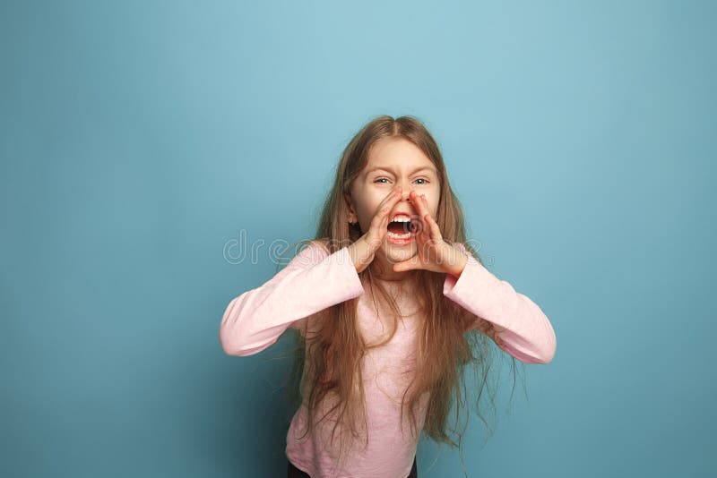 De Schreeuw Tienermeisje op een blauwe achtergrond Gelaatsuitdrukkingen en van mensenemoties concept royalty-vrije stock afbeelding De Schreeuw Tienermeisje op een blauwe achtergrond Gelaatsuitdrukkingen en van mensenemoties concept royalty-vrije stock afbeelding