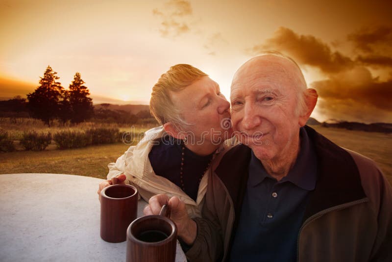 De Schuwe Man van de Kussen van de vrouw royalty-vrije stock fotografie De Schuwe Man van de Kussen van de vrouw royalty-vrije stock fotografie