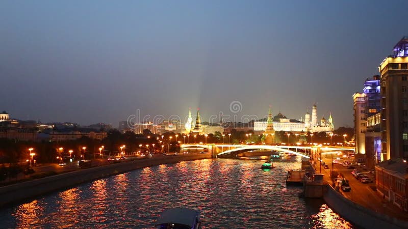 De scène van de de zomernacht in Moskou Rusland