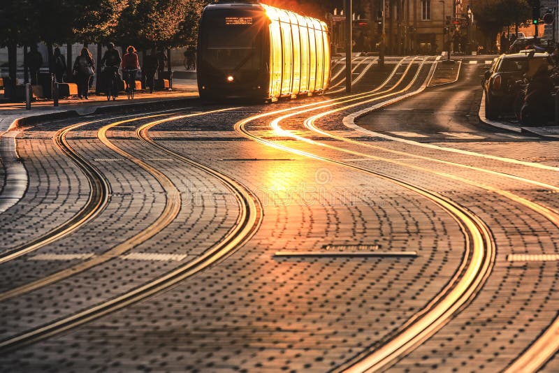 De scène van de stadsstraat met tramspoor bij zonsondergang in Bordeaux, Frankrijk stock afbeelding De scène van de stadsstraat met tramspoor bij zonsondergang in Bordeaux, Frankrijk stock afbeelding