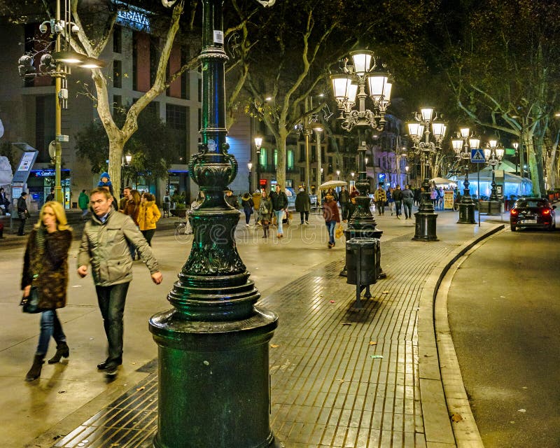 De Scène van de de Straatnacht van La Rambla, Barcelona, Spanje stock foto's De Scène van de de Straatnacht van La Rambla, Barcelona, Spanje stock foto's