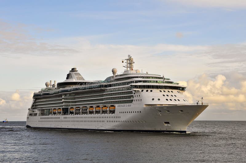 De SERENADE van de cruisevoering VAN het OVERZEES in de Oostzee royalty-vrije stock foto De SERENADE van de cruisevoering VAN het OVERZEES in de Oostzee royalty-vrije stock foto