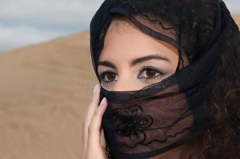 De sexy danser Arabier van de vrouwenbuik in woestijnduinen stock afbeeldingen De sexy danser Arabier van de vrouwenbuik in woestijnduinen stock afbeeldingen