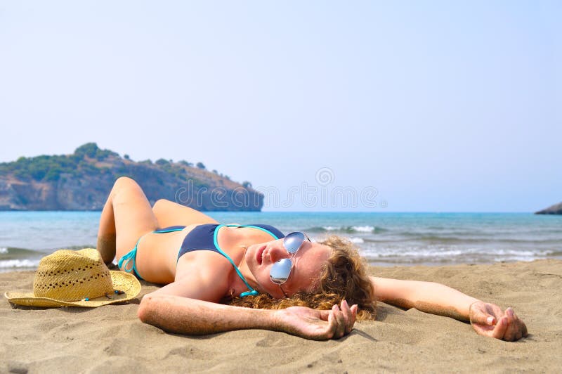 De sexy vrouw ligt op het strand stock fotografie De sexy vrouw ligt op het strand stock fotografie