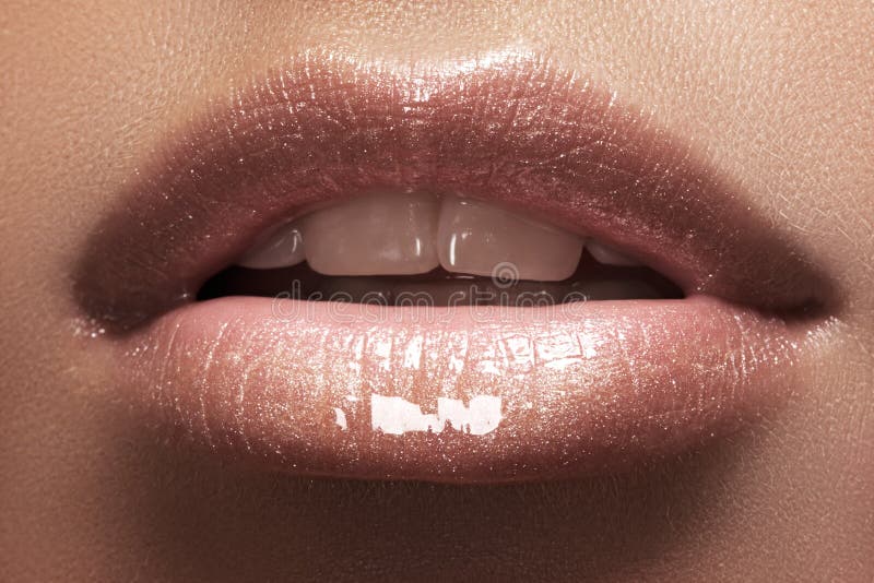 De sexy vrouwelijke lippen met beige glanzend polijsten samenstelling