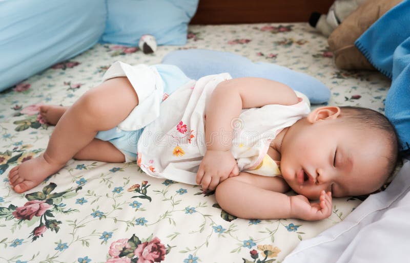 De slaap van de baby royalty-vrije stock afbeeldingen De slaap van de baby royalty-vrije stock afbeeldingen