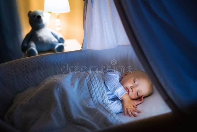 De slaap van de babyjongen bij nacht