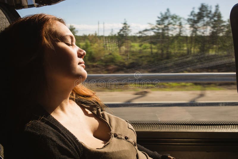 De slaap van de reizigersvrouw in een busreis naast het venster Lang bewegend concept stock foto's De slaap van de reizigersvrouw in een busreis naast het venster Lang bewegend concept stock foto's