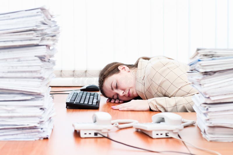 De slaap van de vrouw op werkende plaats stock foto De slaap van de vrouw op werkende plaats stock foto