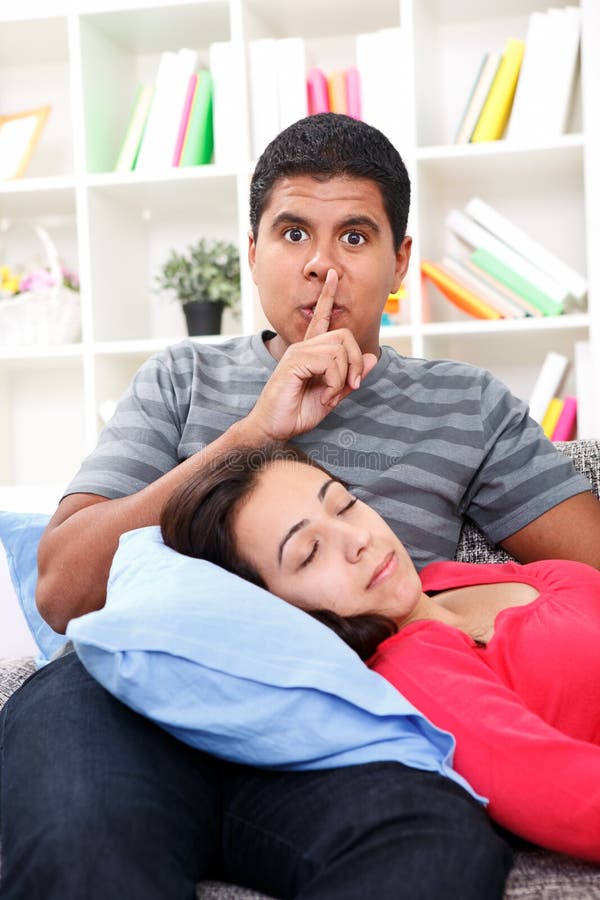 De slaap van de vrouw in overlapping haar vrienden stock afbeeldingen De slaap van de vrouw in overlapping haar vrienden stock afbeeldingen