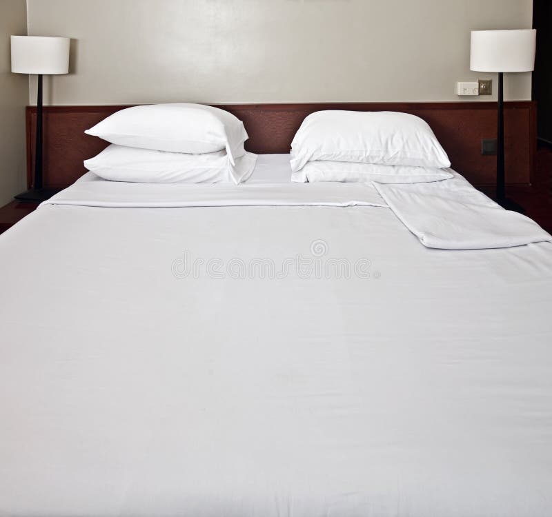 De slaapkamer van de luxe met wit beddegoed.