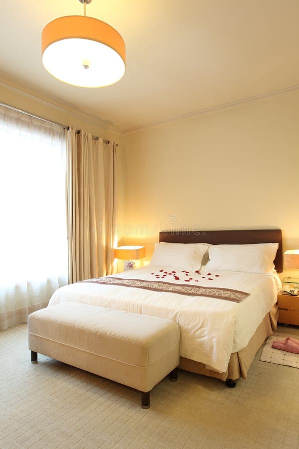 De slaapkamer van het hotel stock fotografie De slaapkamer van het hotel stock fotografie