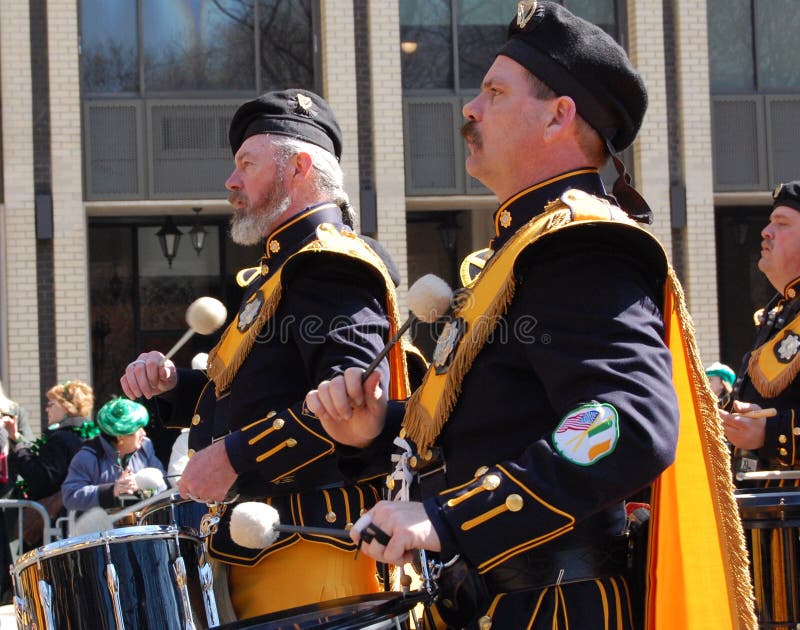 De slagwerkers in St. Patrick van New York Dag paraderen stock fotografie De slagwerkers in St. Patrick van New York Dag paraderen stock fotografie