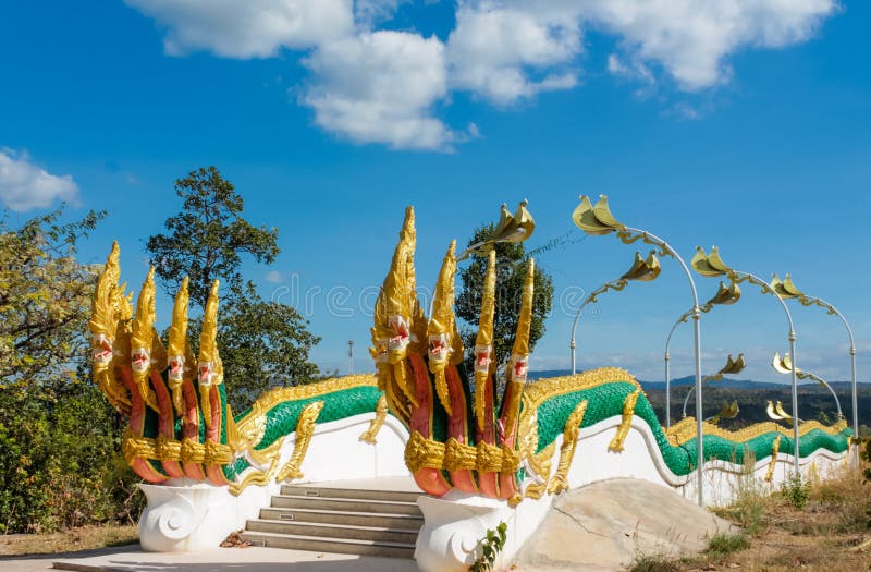 De slangwacht van de Nagadraak in Thaise boeddhistische Tempel stock afbeelding De slangwacht van de Nagadraak in Thaise boeddhistische Tempel stock afbeelding