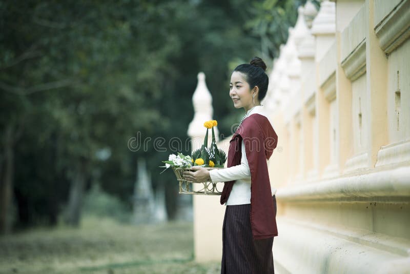 De slijtage traditionele Thaise kleding van portret Thaise vrouwen stock foto's De slijtage traditionele Thaise kleding van portret Thaise vrouwen stock foto's