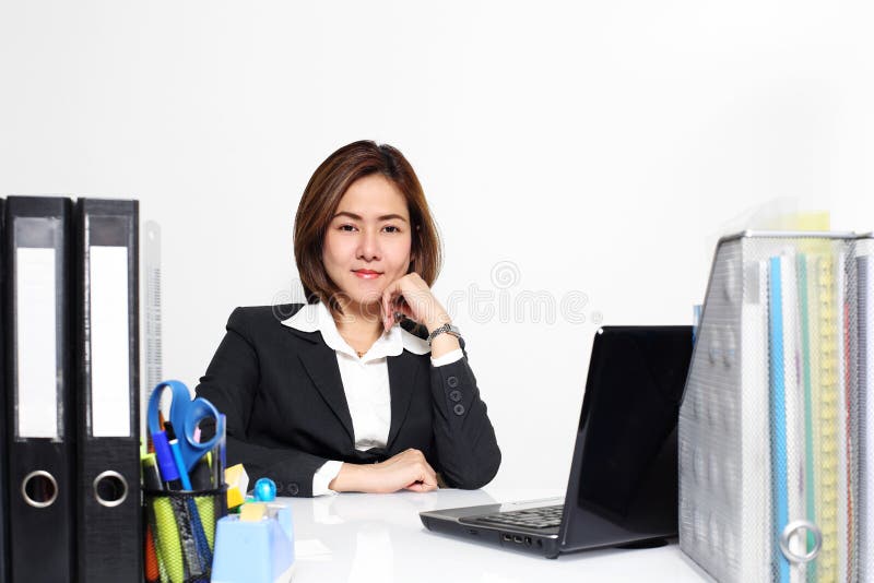 De slimme onderneemster Asian die in bureau aan de lijst werken royalty-vrije stock afbeelding De slimme onderneemster Asian die in bureau aan de lijst werken royalty-vrije stock afbeelding