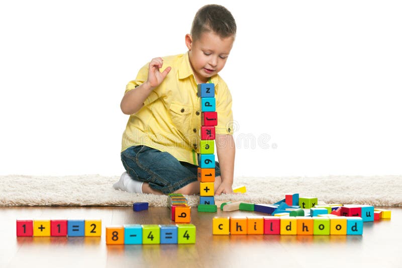 Een slimme kleuter speelt met speelgoed stock afbeelding