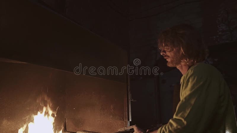 De smid neemt het hete voorvormen in een oven van speciale forceps Hij werkt bij het maken van koud staal