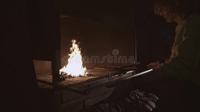 De smidswerken naast smeden oven In een oven van heldere brandende steenkolen