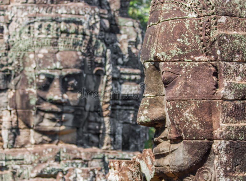 De sned framsidorna av Angkor Thom, Cambodja arkivbild De sned framsidorna av Angkor Thom, Cambodja arkivbild