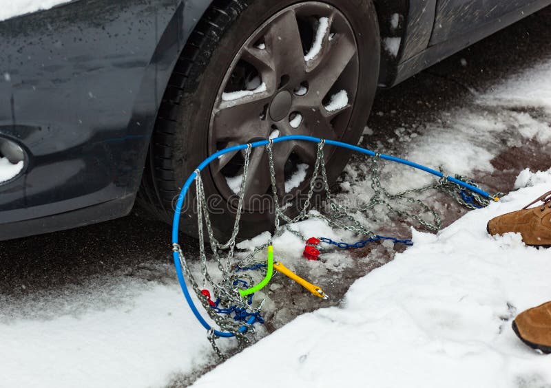 De sneeuw ketent dichtbij de autoband stock afbeeldingen De sneeuw ketent dichtbij de autoband stock afbeeldingen