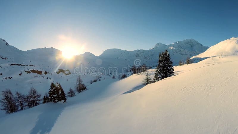 De sneeuw van het de winterlandschap behandelde over vlieg van de bergen de luchtmening