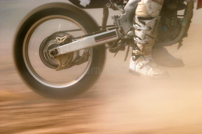 De snelheid van de de fietsverhoging van de motocross stock afbeelding De snelheid van de de fietsverhoging van de motocross stock afbeelding