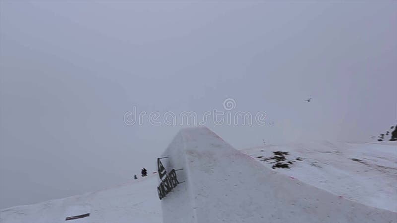 De Snowboarderrit op hoge springplank, sprong maakt extreme tik, greep Het van brandstof voorzien van de benzinepomp