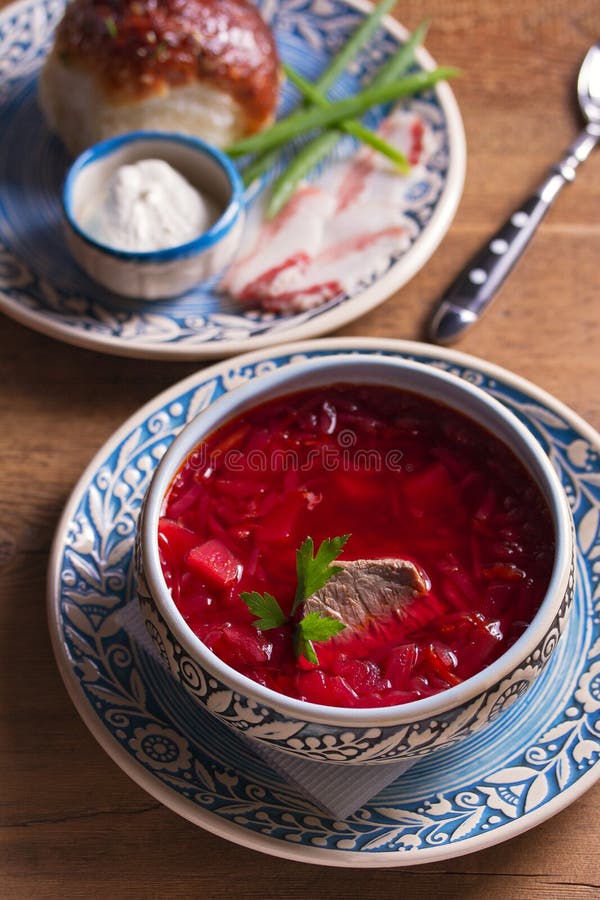 De soep borscht maakte met groenten, vlees, bonen en bietenwortel met pampushky broodjes, zure room en varkensvleesbuik wordt ged royalty-vrije stock foto De soep borscht maakte met groenten, vlees, bonen en bietenwortel met pampushky broodjes, zure room en varkensvleesbuik wordt ged royalty-vrije stock foto