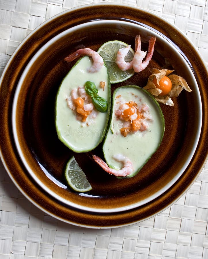 Avocado soep met physalis-garnalensalsa stock afbeelding