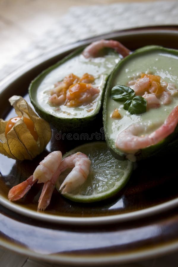 Avocadosoep met physalis-garnalensalsa royalty-vrije stock fotografie