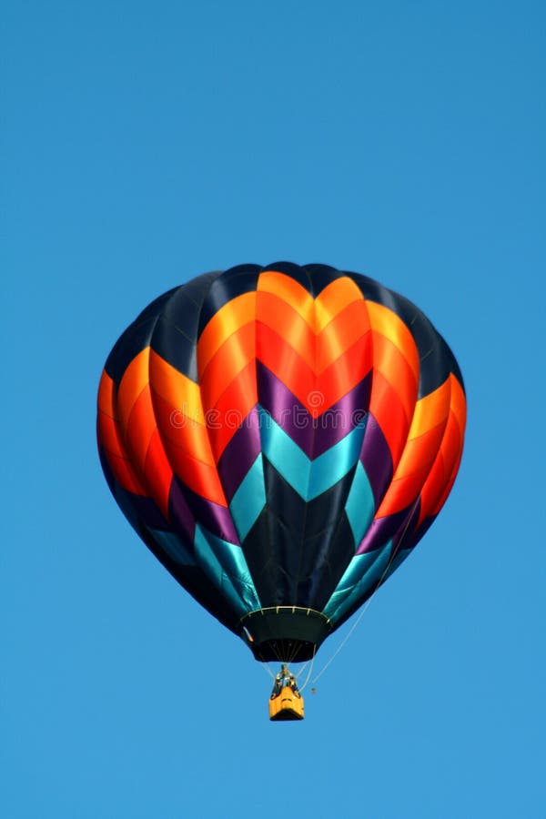 De solitaire Ballon van de Hete Lucht stock afbeelding De solitaire Ballon van de Hete Lucht stock afbeelding