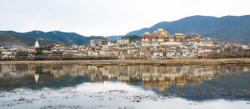 De Songzanlintempel is het grootste Tibetaanse Boeddhismeklooster in Yunnan-Provincie