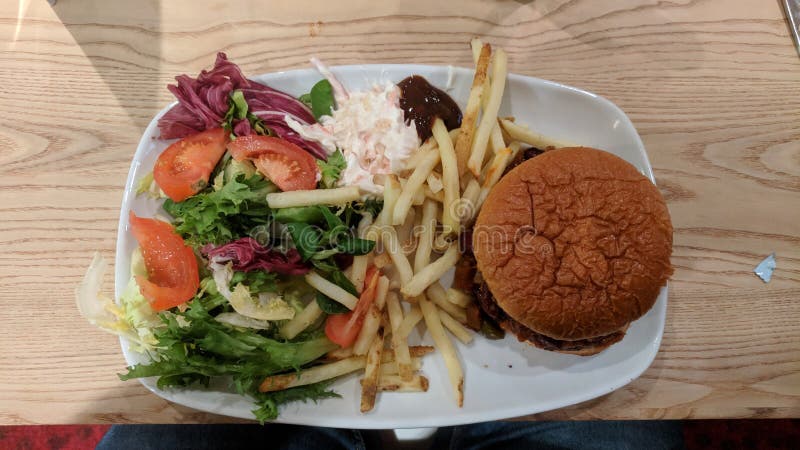 De spaanders en de salade van de cheeseburgerhamburger royalty-vrije stock fotografie De spaanders en de salade van de cheeseburgerhamburger royalty-vrije stock fotografie