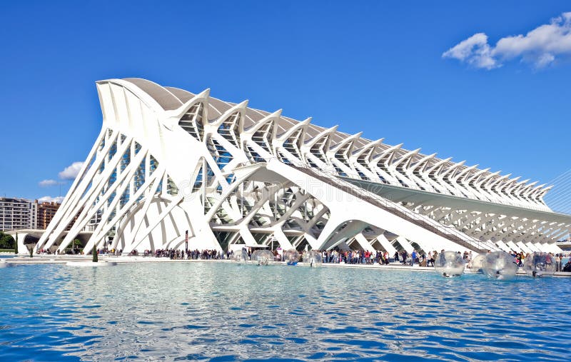 De spectaculaire architectuur van het wetenschapsmuseum, Valencia, Spanje royalty-vrije stock afbeeldingen De spectaculaire architectuur van het wetenschapsmuseum, Valencia, Spanje royalty-vrije stock afbeeldingen