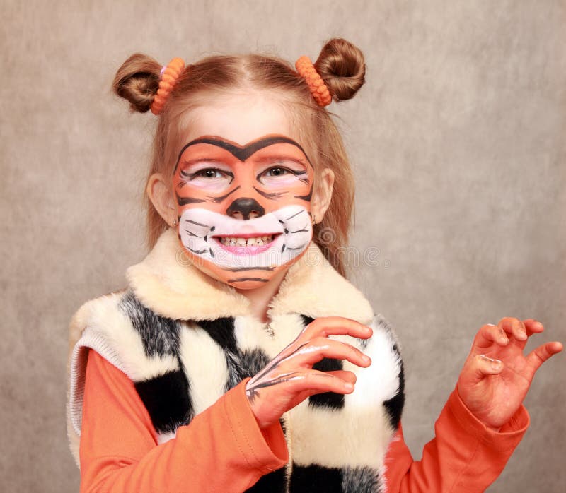 De spelen van de meisjestijger zoals een tijger stock fotografie